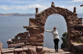 Um arco de pedra com direito a vista panorâmica do lago Titicaca, na ilha Taquike, no Peru